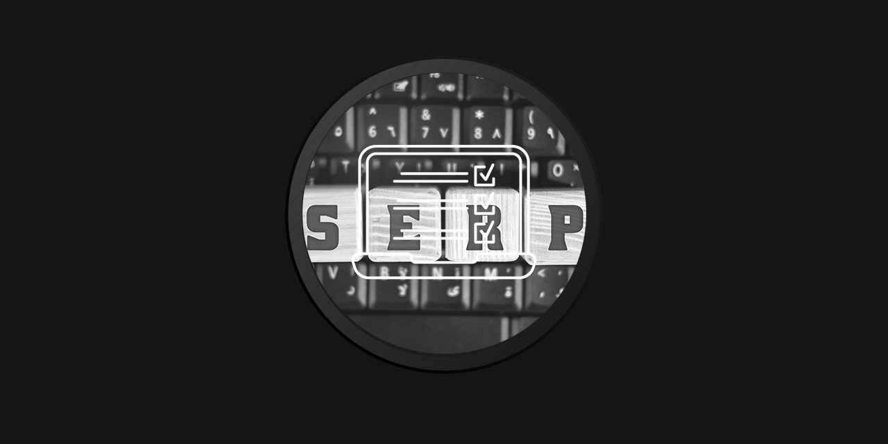 SEO optimizacija sajta ilustruje ispisan SERP preko tastature.