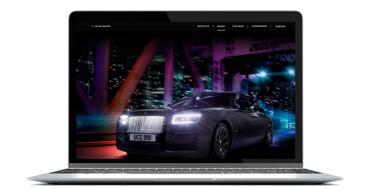Aston Martin-ov sajt za automobile prikazan na ekranu lap topa.