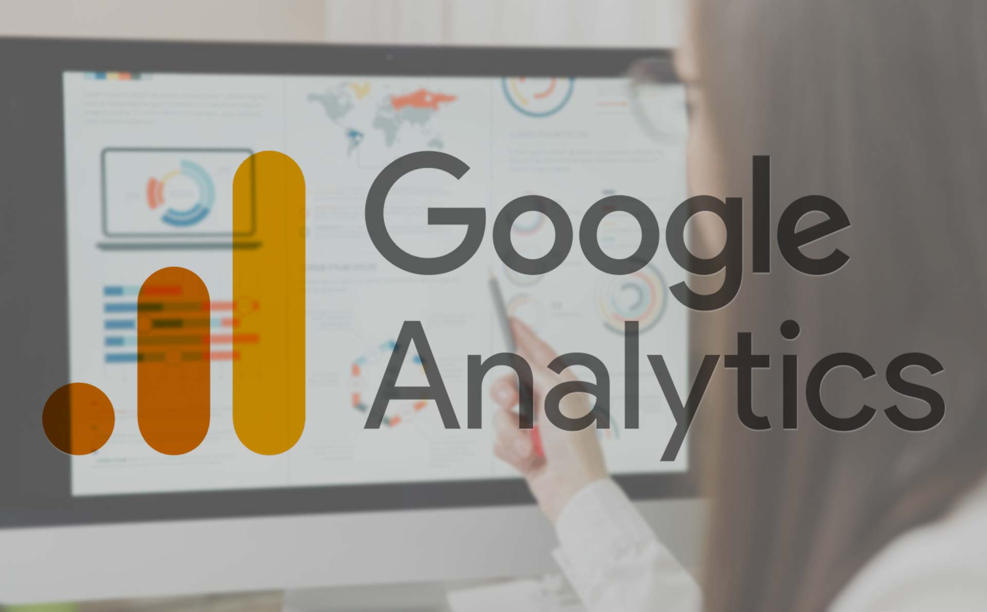 Google Analytics 4 i njegov logo sa pozadinom nekih od njegovih parametara.