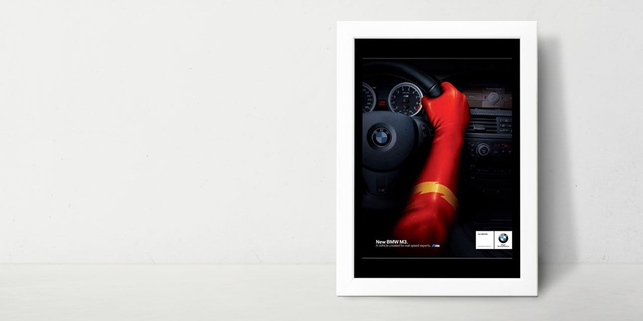MBW M3 reklama gde superheroj The Flash drži volan i vozi auto.