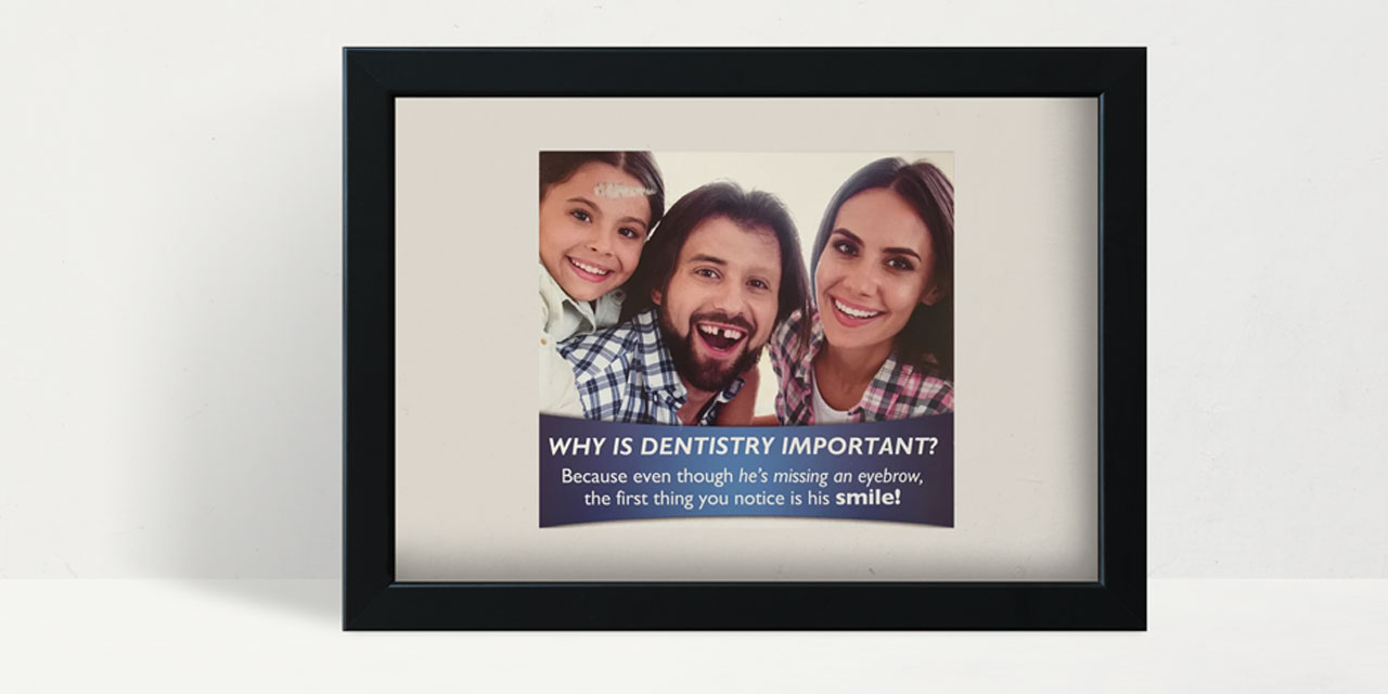 Nasmejana tročlana porodica gde muškarcu fali prednji zub i leva obrva sa humorističnim natpisom: zašto je stomatologija važna?