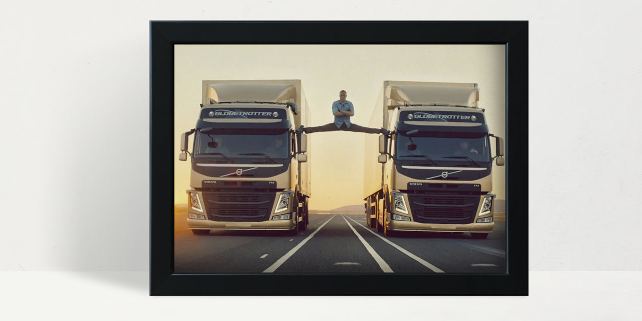 Volvo reklama sa Jean Claude Van Damme-om gde glumac nogama naslonjen na kamione u pokretu pravi špagu.